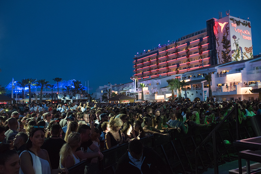 Ushuaia_Opening_Essentialibiza_2017_by_Tamara_Sini_008