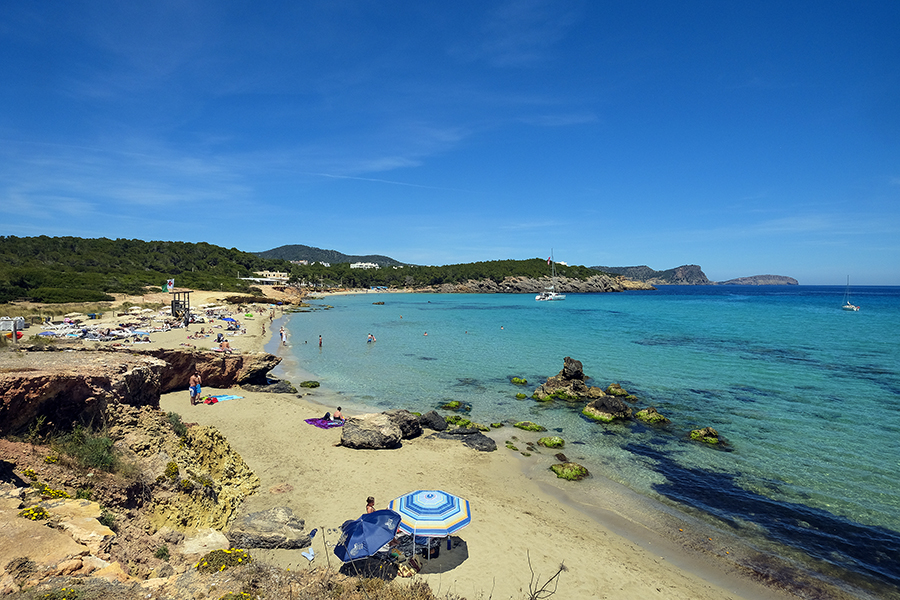 atzaro beach by la skimal